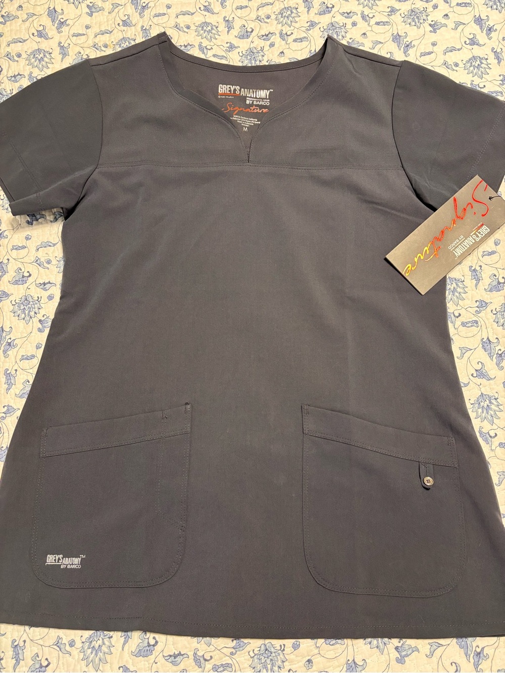 Greys anatomy by barco signature womens
Dark gray graphite size med scrub top
